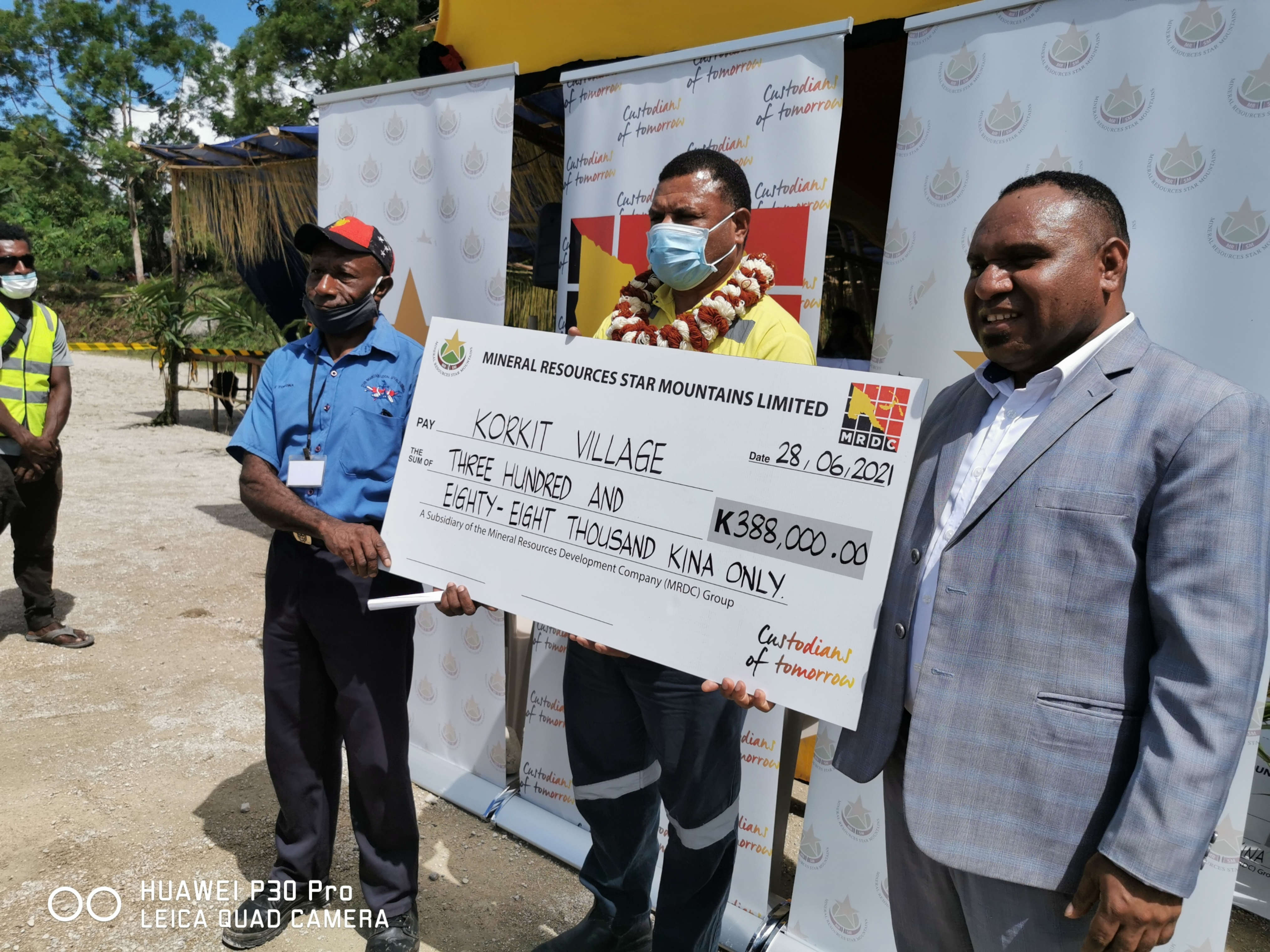 Mineral Resources Start Mountains Limited (MRMS) Board of Directors on Monday presented K19.4 million-dividend payment to the 12-landowning villages of Ok Tedi. This payment is by far the biggest dividend payment made by MRSM and is part of the dividend proceeds from MRSM’s 9 per cent equity in the Ok Tedi Mine Limited (OTML) for 2020